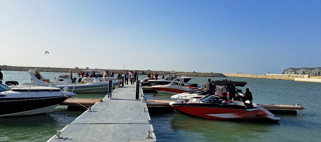 Sea Breeze Marina körpüsünün yanında katerlərlə ponton