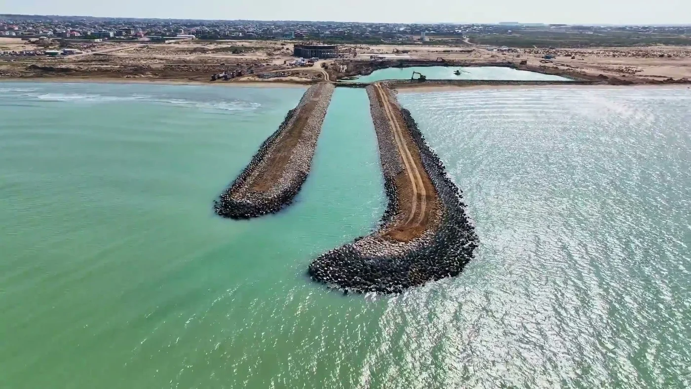 The channel between the breakwaters, November 2023