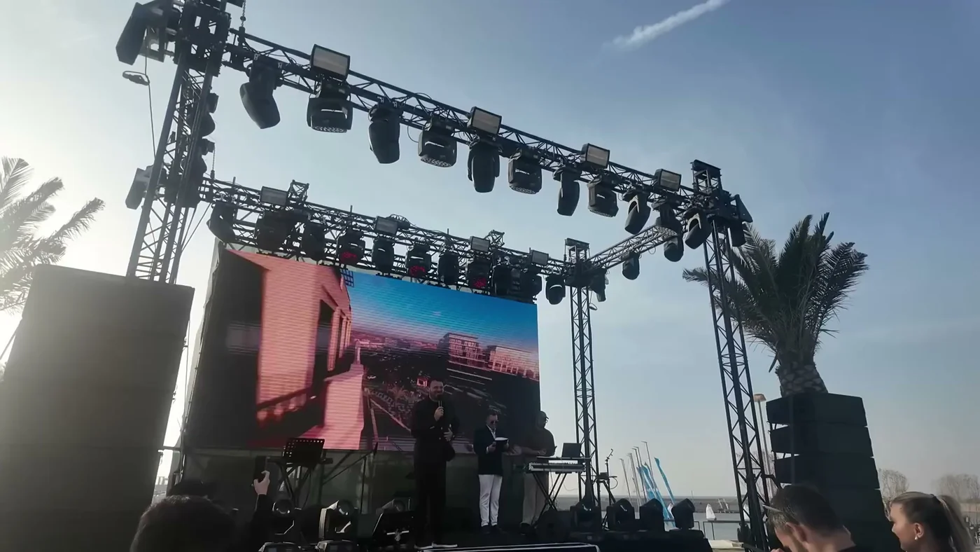 Su kənarında açılış səhnəsi